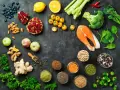 Zdrowe produkty: łosoś, jagody, jabłka, granat, cytryna, imbir, warzywa, nasiona. Dieta wspierająca zdrowie, by uniknąć kamieni w woreczku żółciowym.