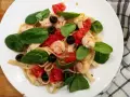 Makaron z krewetkami, pomidorami i szpinakiem. Idealny obiad na dietę wątrobową, proste przepisy.