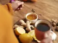 Miód kapie na imbir i cytryny. Choć imbir ma wiele zalet, warto pamiętać o jego skutkach ubocznych.