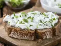 Chleb z pastą ziołową. Zastanawiasz się, co to jest gluten i jak wpływa na organizm?
