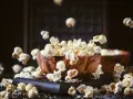 Chrupiący popcorn w drewnianej misce, unoszący się w powietrzu. Czy zastanawiałeś się nad jego indeksem glikemicznym?