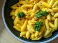 Pyszny obiad na przeziębienie: złociste kluseczki gnocchi w sosie z przyprawami i natką pietruszki.