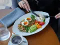 Zdrowy posiłek z jajkami, awokado i komosą ryżową, idealny na dietę 2000 kcal.