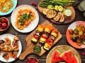 Kolorowe szaszłyki, grillowane warzywa i owoce – idealne fit przepisy na grilla.