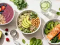 Zdrowe posiłki: smoothie bowl, sałatka z ciecierzycą i awokado, łosoś z warzywami. Czy sól jest zdrowa? Zależy od ilości!