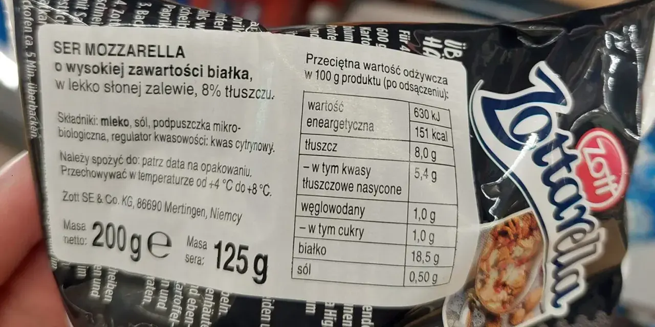 Ser mozzarella o wysokiej zawartości białka (18,5g/100g), w lekko słonej zalewie, 8% tłuszczu. Idealny dla dbających o dietę.