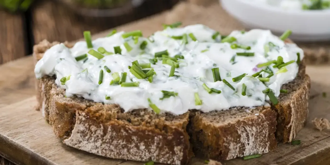Chleb z pastą ziołową. Zastanawiasz się, co to jest gluten i jak wpływa na organizm?