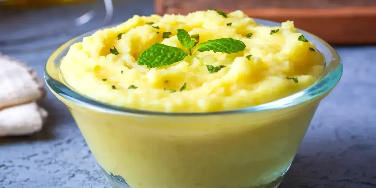 Gładkie, kremowe puree ziemniaczane, idealne jako zmiksowane jedzenie dla chorego przepisy. Udekorowane listkami mięty i posypane ziołami.