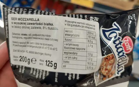 Ser mozzarella o wysokiej zawartości białka (18,5g/100g), w lekko słonej zalewie, 8% tłuszczu. Idealny dla dbających o dietę.