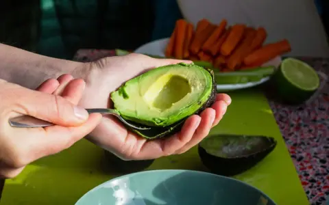 Przygotowanie awokado do posiłku. To idealny składnik, gdy zastanawiasz się, dieta keto na czym polega – bogactwo tłuszczu i mało węglowodanów.