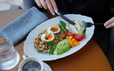 Zdrowy posiłek z jajkami, awokado i komosą ryżową, idealny na dietę 2000 kcal.