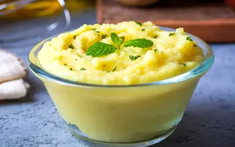 Gładkie, kremowe puree ziemniaczane, idealne jako zmiksowane jedzenie dla chorego przepisy. Udekorowane listkami mięty i posypane ziołami.