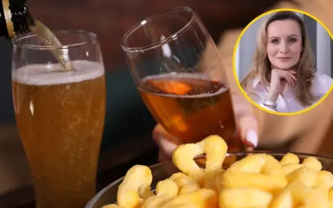 Piwo i chrupki – co wypłukuje magnez? Kobieta w okręgu patrzy na widza.