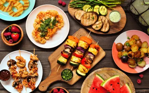 Kolorowe szaszłyki, grillowane warzywa i owoce – idealne fit przepisy na grilla.
