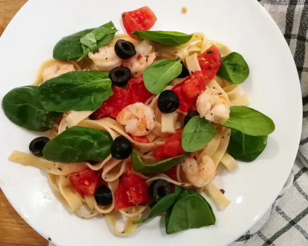 Makaron z krewetkami, pomidorami i szpinakiem. Idealny obiad na dietę wątrobową, proste przepisy.