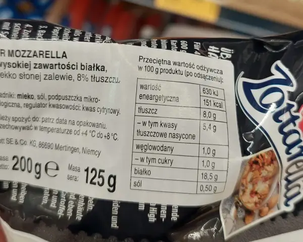 Ser mozzarella o wysokiej zawartości białka (18,5g/100g), w lekko słonej zalewie, 8% tłuszczu. Idealny dla dbających o dietę.