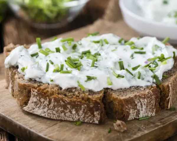 Chleb z pastą ziołową. Zastanawiasz się, co to jest gluten i jak wpływa na organizm?