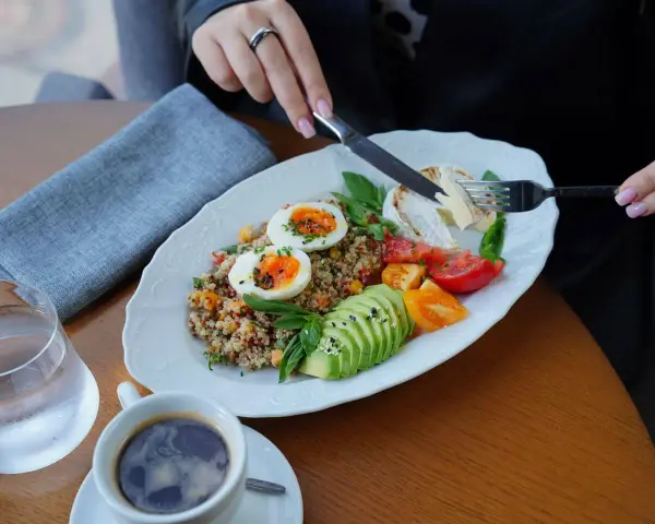 Zdrowy posiłek z jajkami, awokado i komosą ryżową, idealny na dietę 2000 kcal.