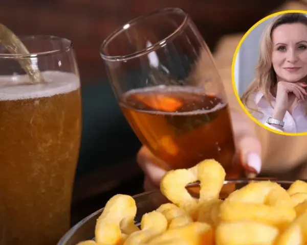 Piwo i chrupki – co wypłukuje magnez? Kobieta w okręgu patrzy na widza.