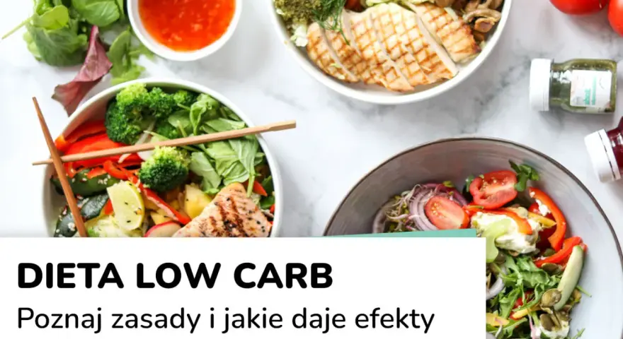 Kolorowe sałatki z kurczakiem i łososiem, idealne na dietę low carb. Zdrowe i sycące posiłki.