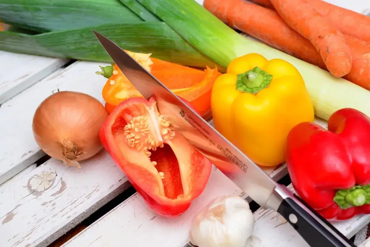 Kolorowe warzywa: papryka, marchew, por, cebula i czosnek. Idealne składniki na dietę warzywno-owocową, kt&oacute;rej efekty po tygodniu mogą być zaskakujące.