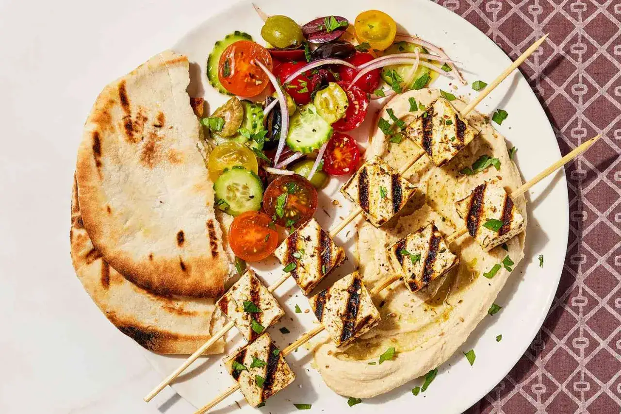 Grillowane szaszłyki z halloumi na kremowym hummusie, podane z pitą i sałatką z pomidorków. Idealne fit przepisy na grilla!