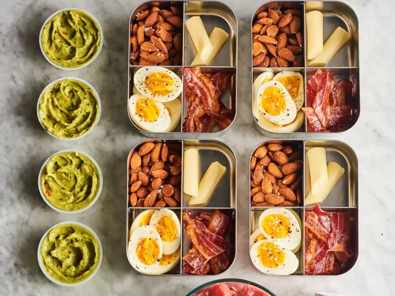 Przekąski keto: migdały, jajka, ser, boczek i guacamole. Idealne, by dowiedzieć się, jak wejść w ketozę.