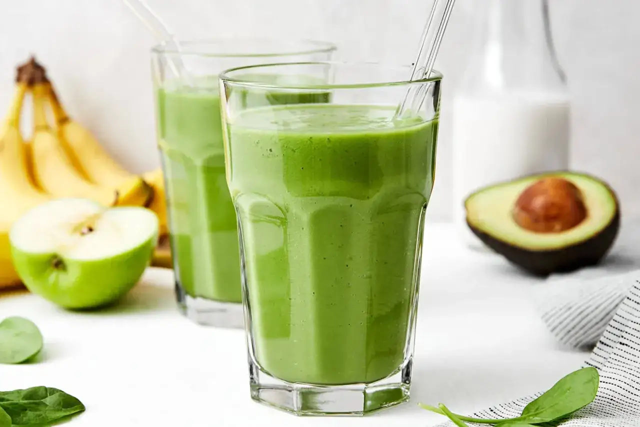 Zielone smoothie z bananem, jabłkiem i awokado. Idealne przepisy na dietę sirt.