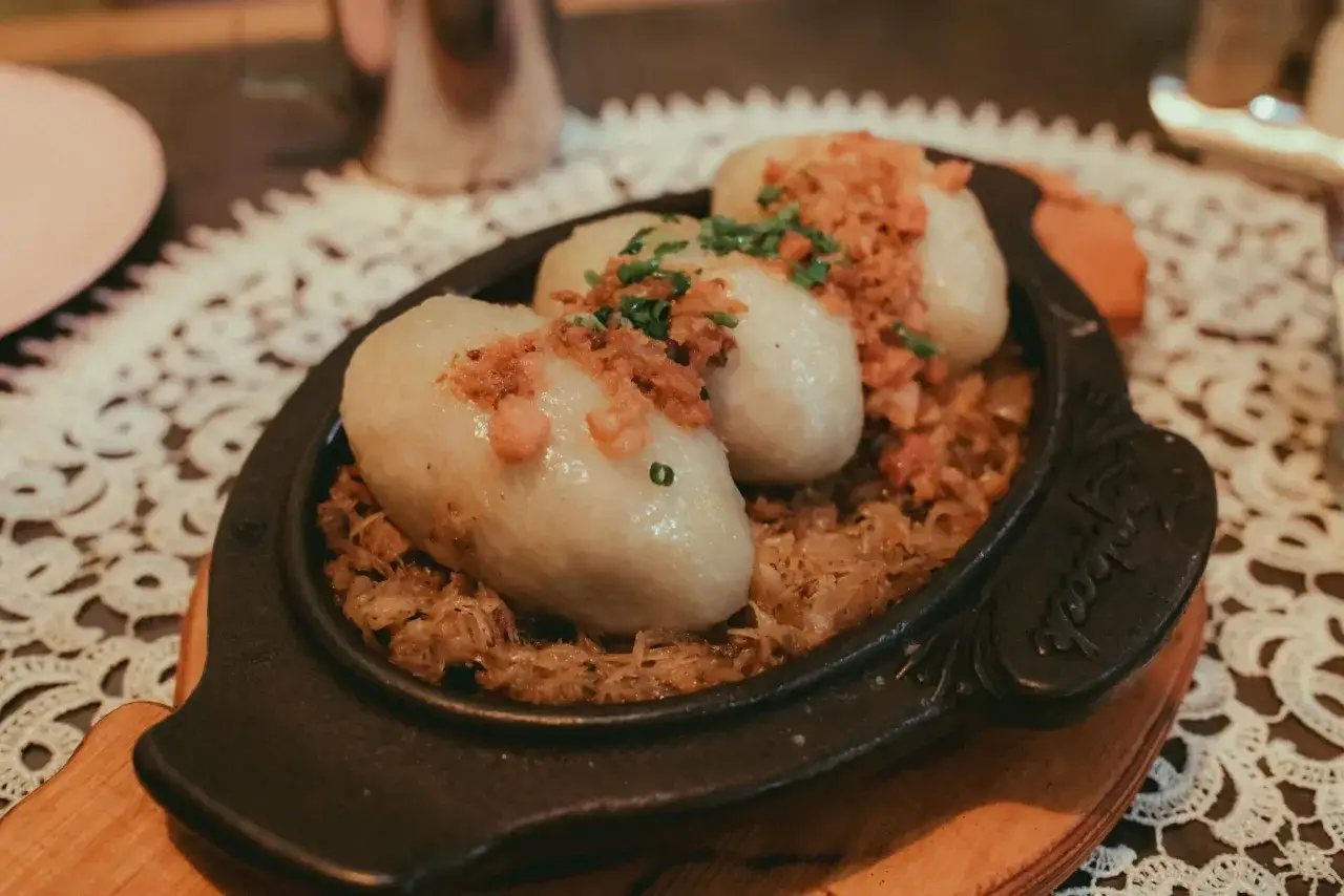 Pyszne kluski ziemniaczane z kapustą i skwarkami, idealne na comfort food przepisy.