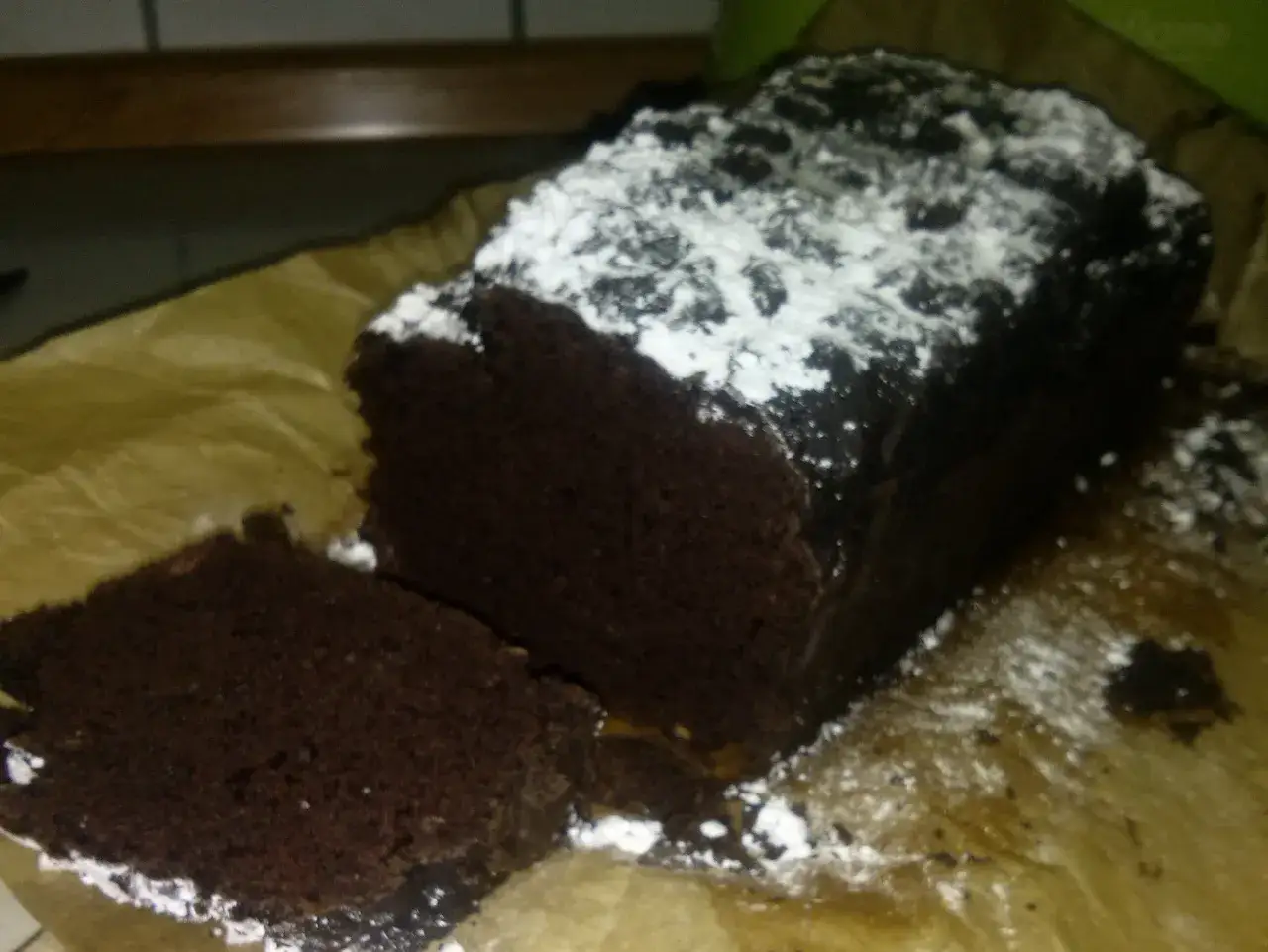 Pyszny brownie z fasoli i banan&oacute;w, posypane cukrem pudrem, czeka na spr&oacute;bowanie.