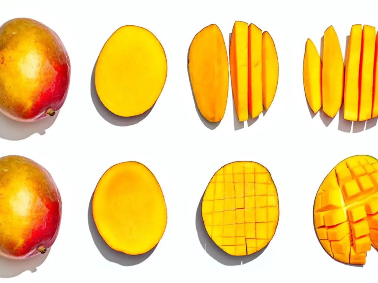 Dwa całe mango, połówka, paski i kostki. Sprawdź mango indeks glikemiczny przed spożyciem.